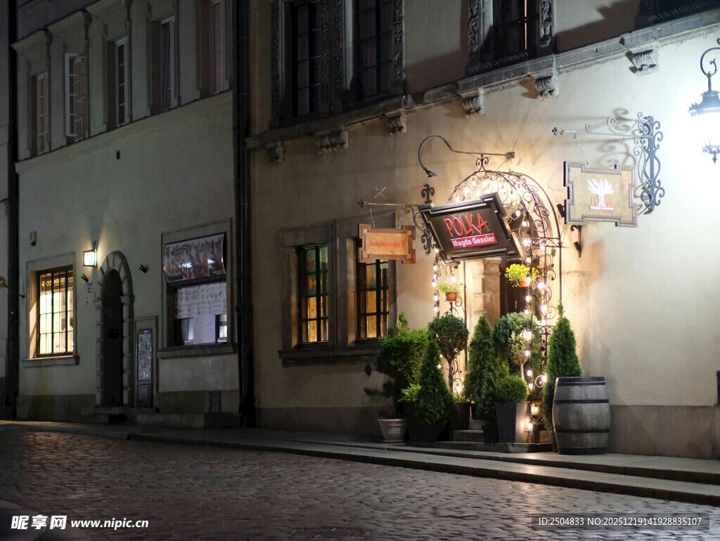 夜晚街边温馨的店铺门面