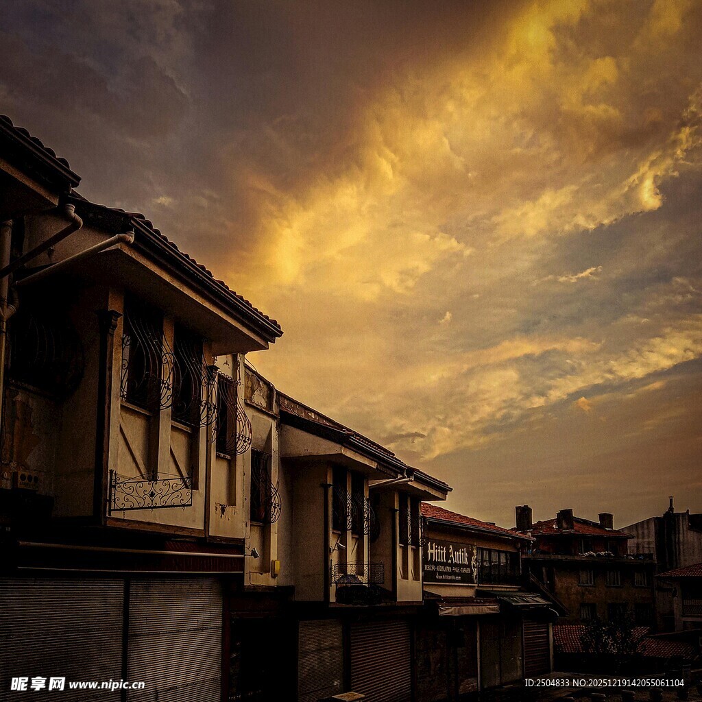 黄昏下的古朴 居