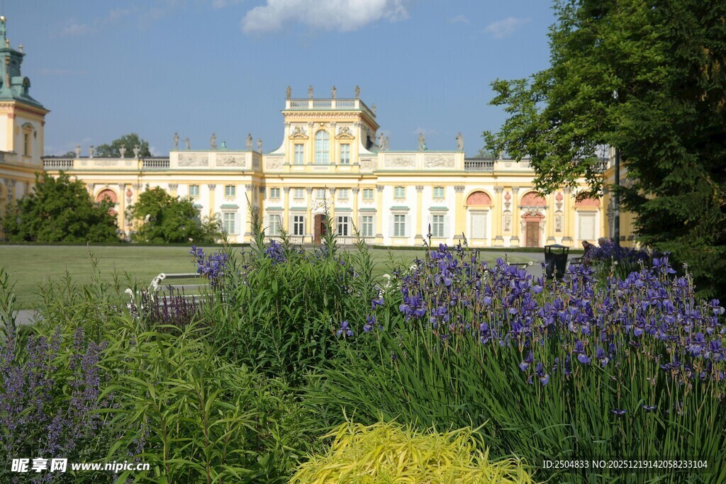 欧式宫殿旁的美丽花园