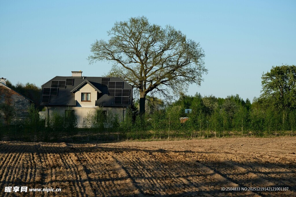 乡村田野边的静谧小屋