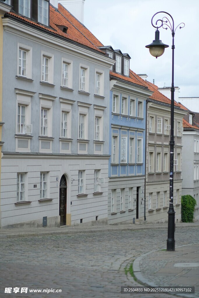  洲街道旁的多彩建筑