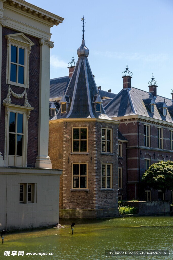 荷兰古典建筑临水景观