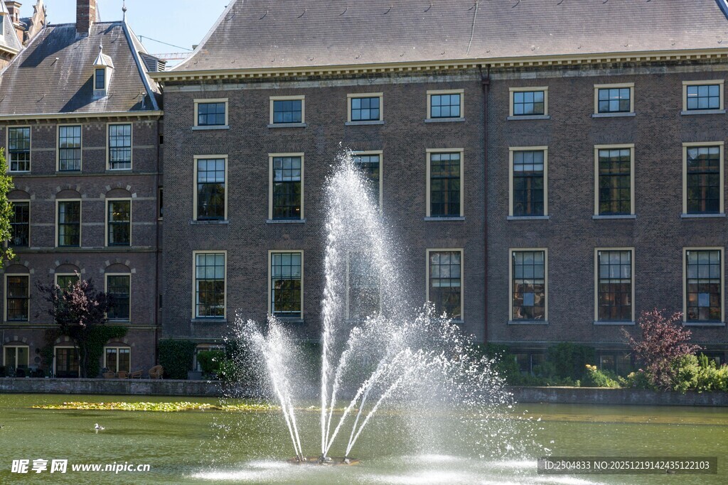 欧式喷泉旁的古典建筑