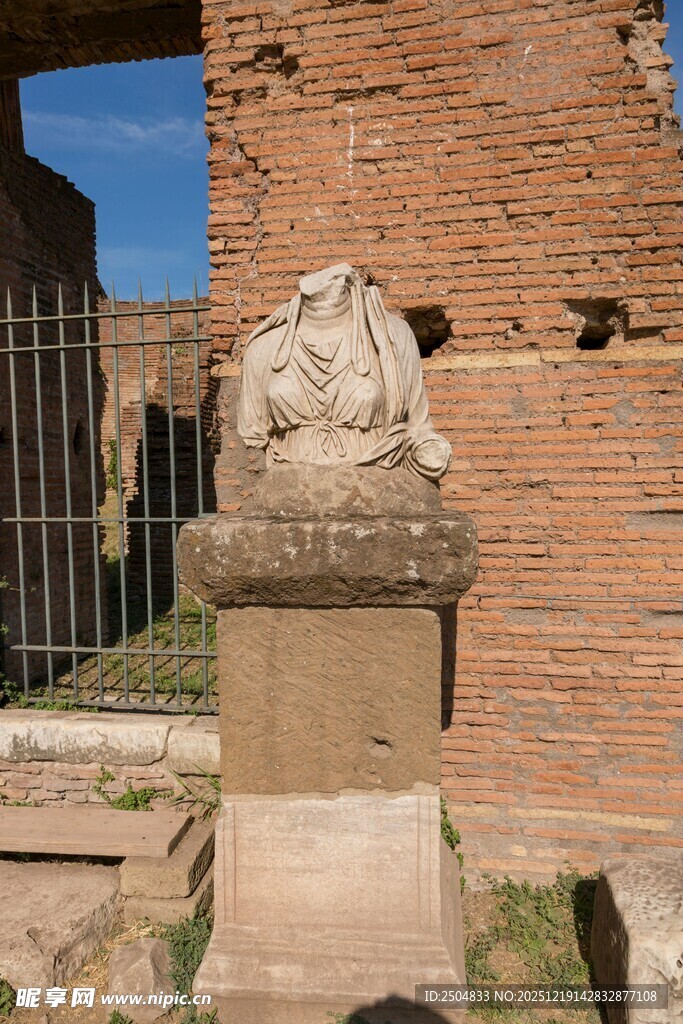 古罗马遗址中的半身雕像