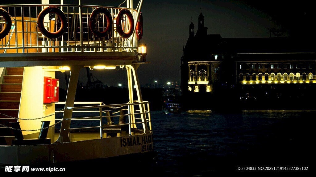 夜晚码头边的船只景象