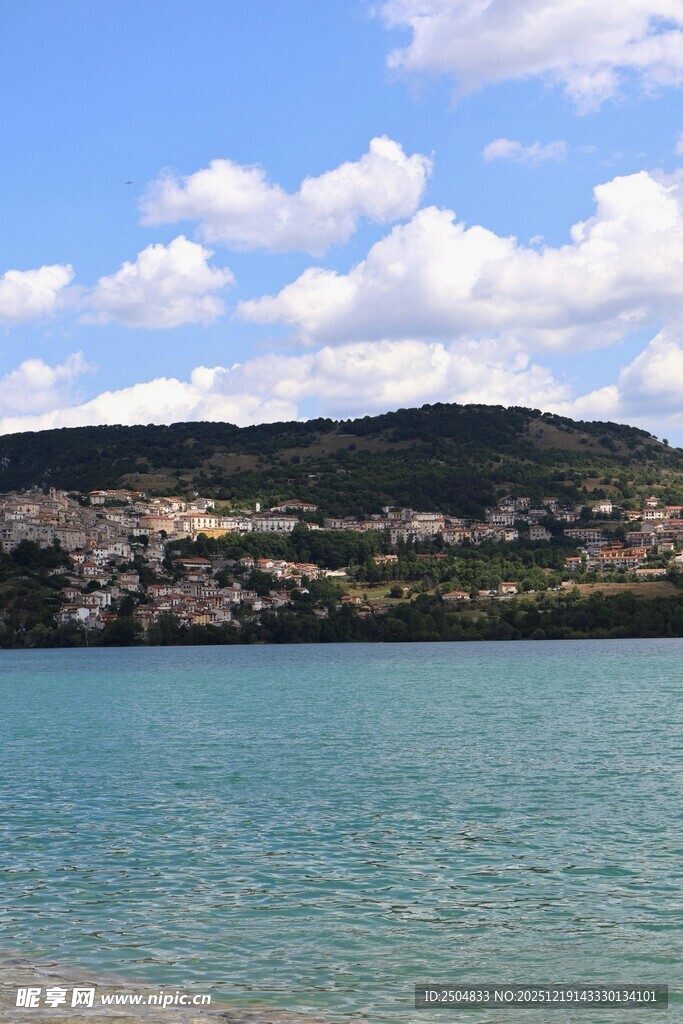 湖畔青山蓝天白云美景