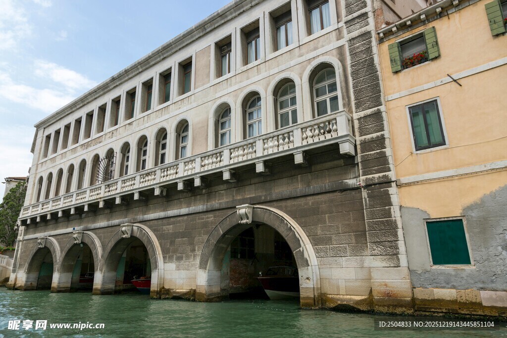 威尼斯河畔的古典建筑