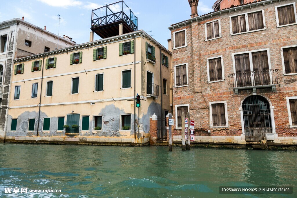 威尼斯河畔的古朴建筑