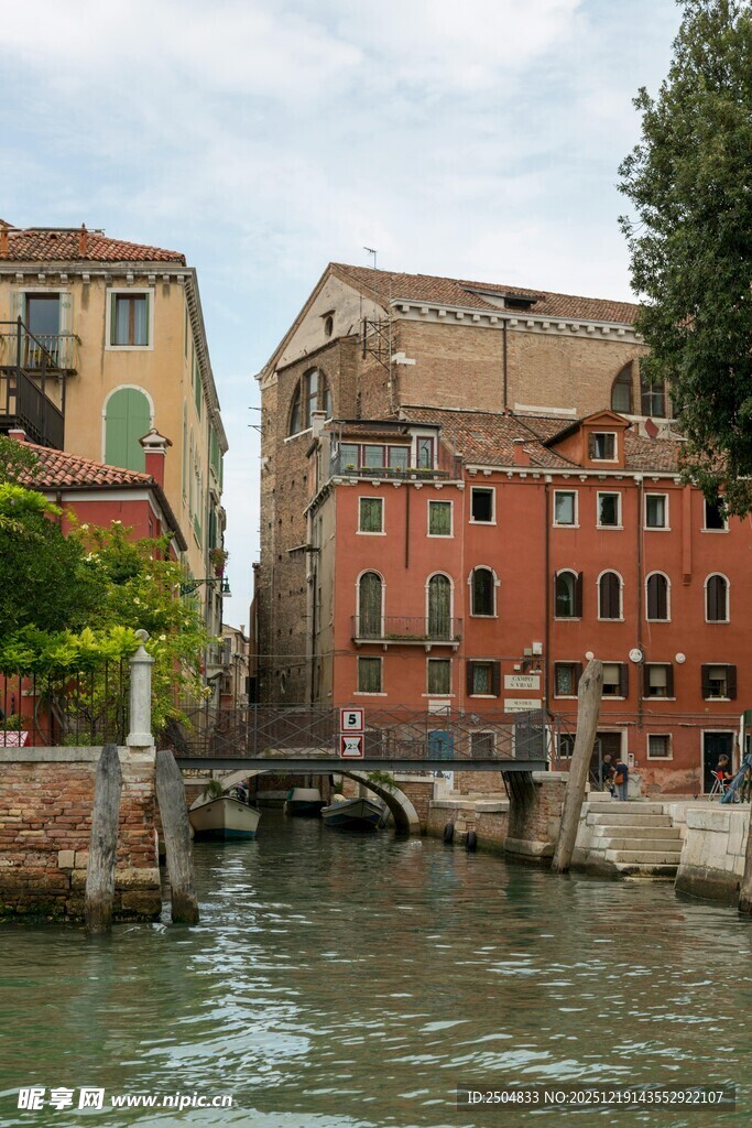 威尼斯河畔的古朴建筑