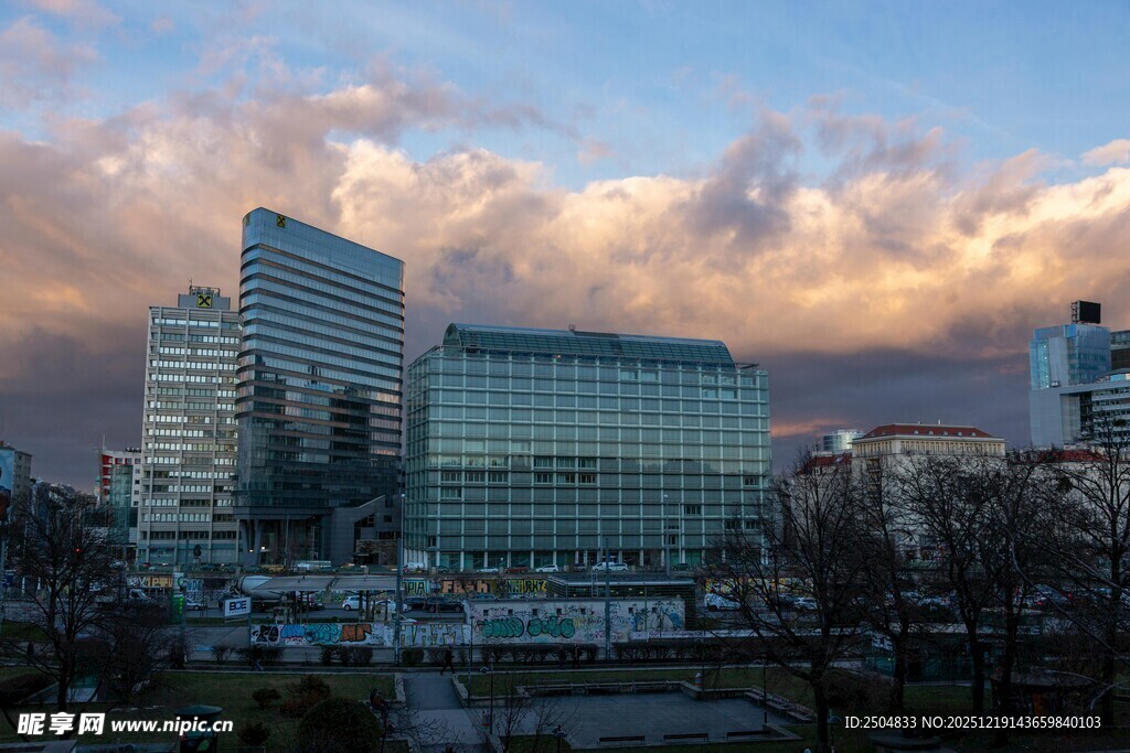 城市黄昏下的现代建筑群