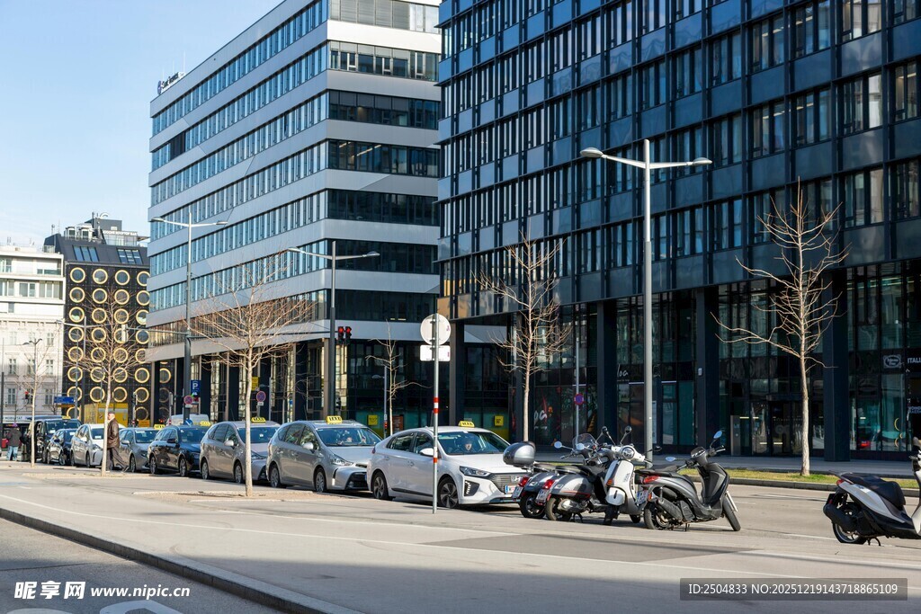 城市街道旁的现代建筑景观