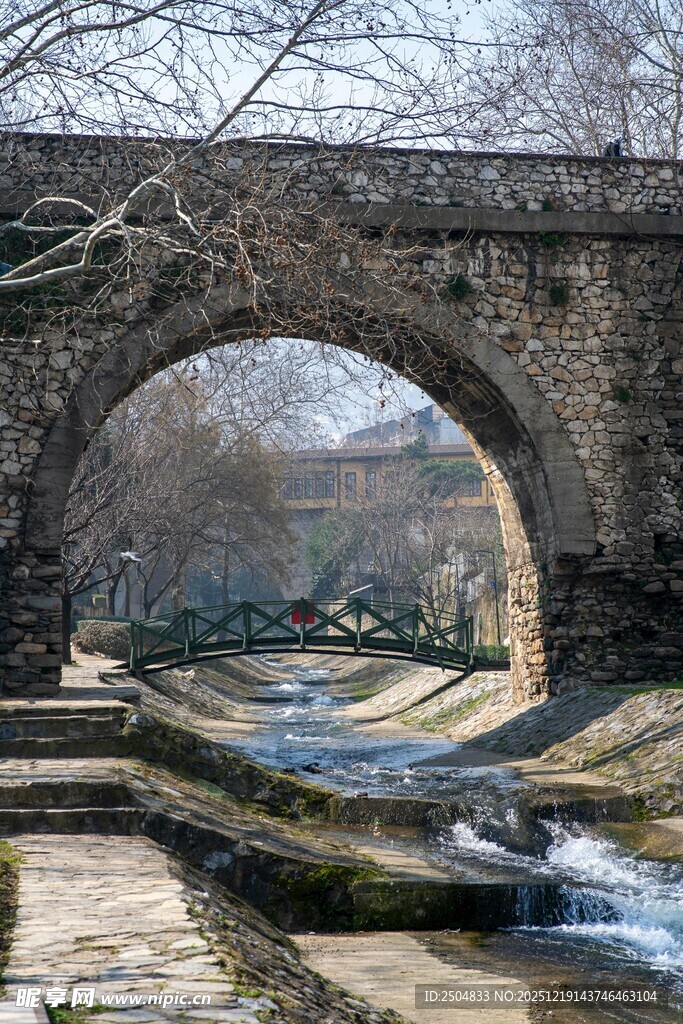 古老石桥下的潺潺溪流