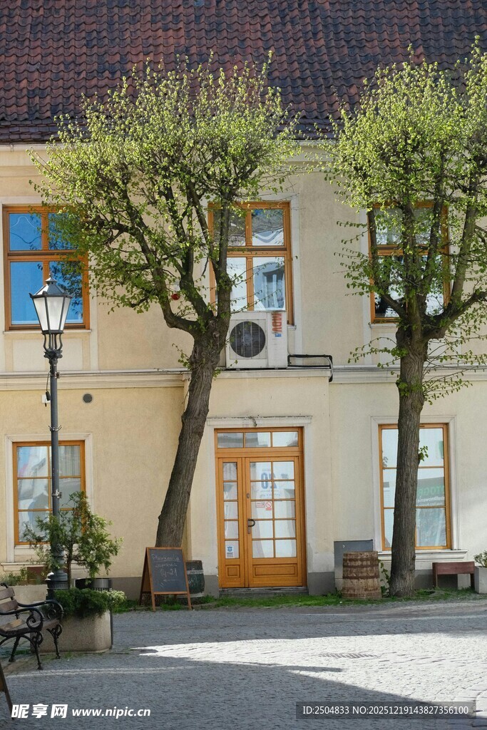 欧式风格街边的温馨小屋