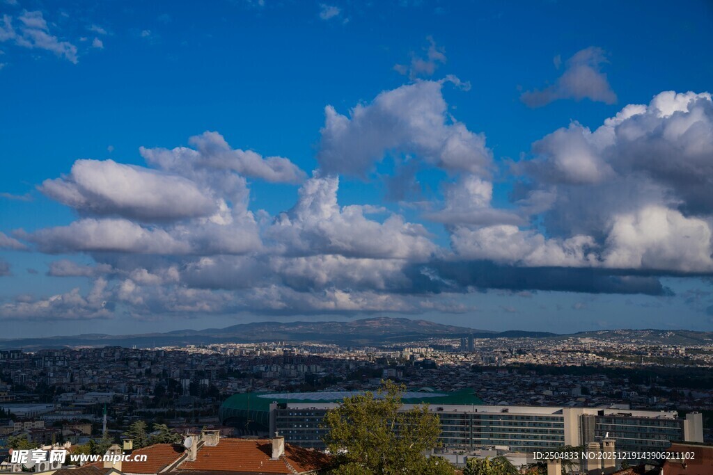 城市天际线与蓝天白云景观