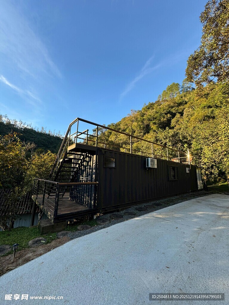 山间木屋旁的户外景致