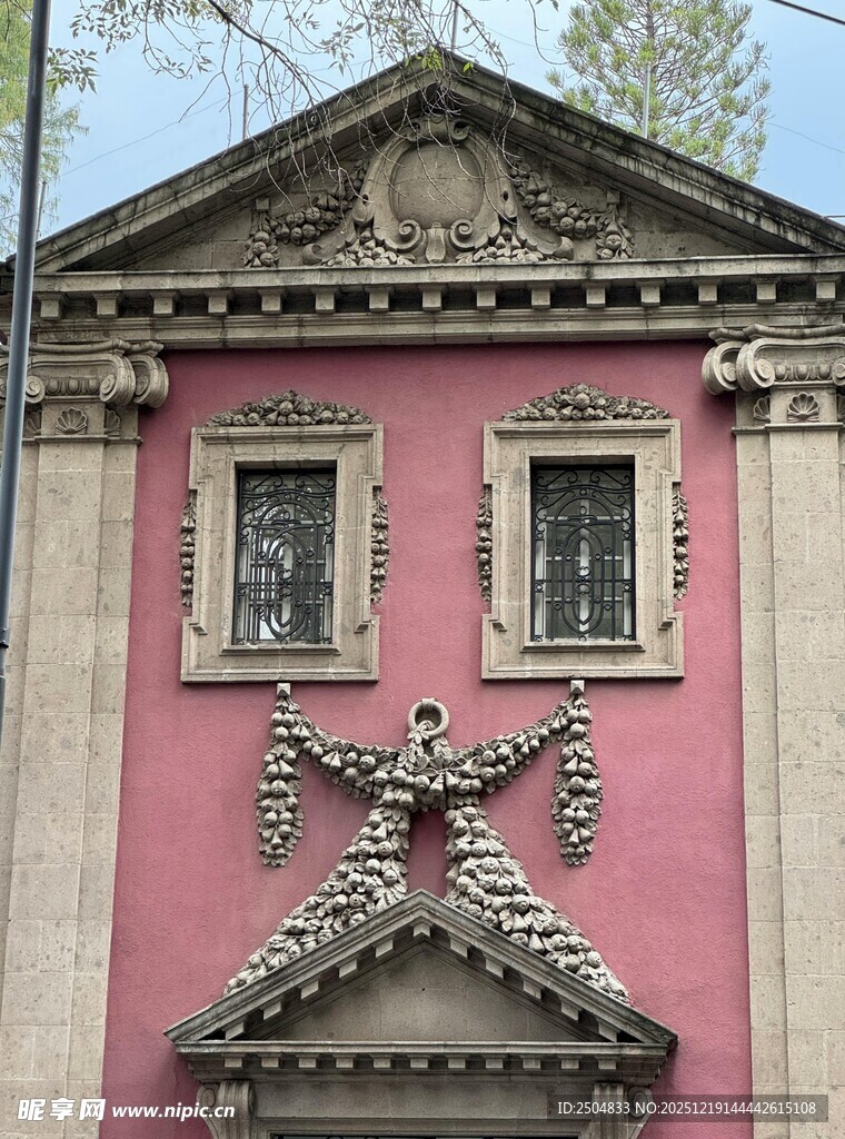 粉色建筑上的精美雕塑