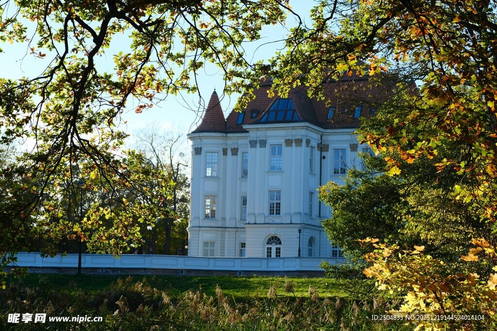 秋日林间的白色城堡