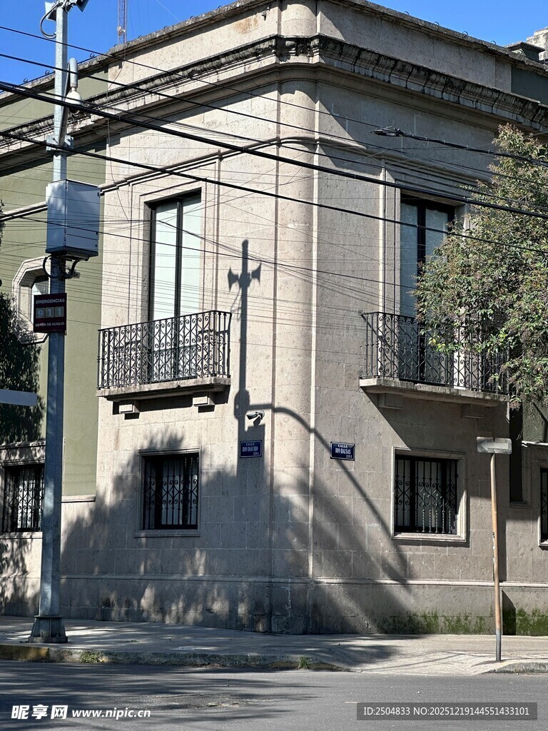 街边复古风格的灰色建筑