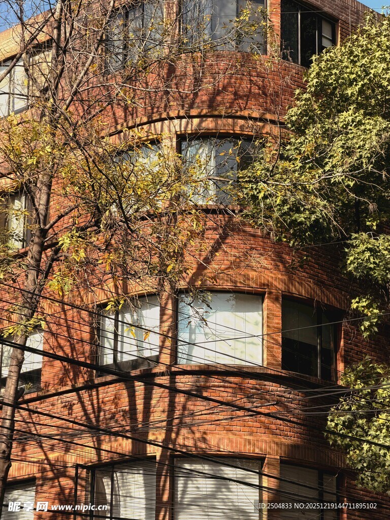 红砖建筑与繁茂绿植相映