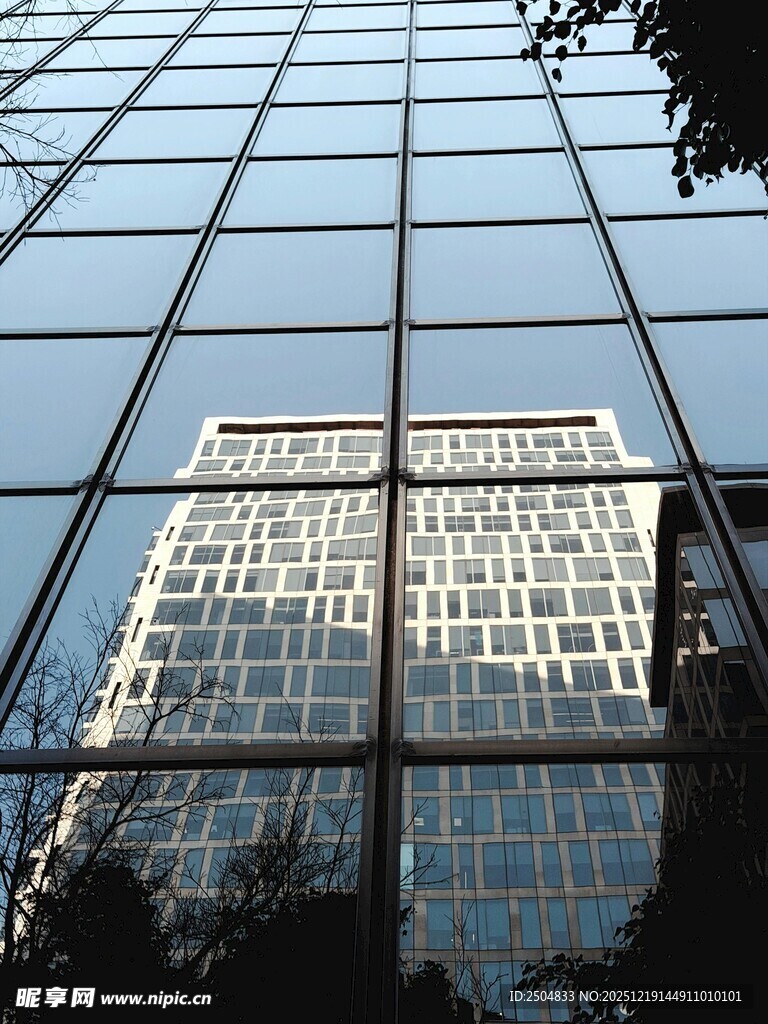 玻璃幕墙反射的城市建筑