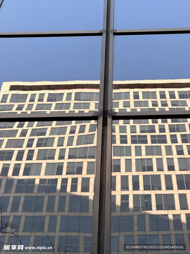 透过窗户看现代建筑外观