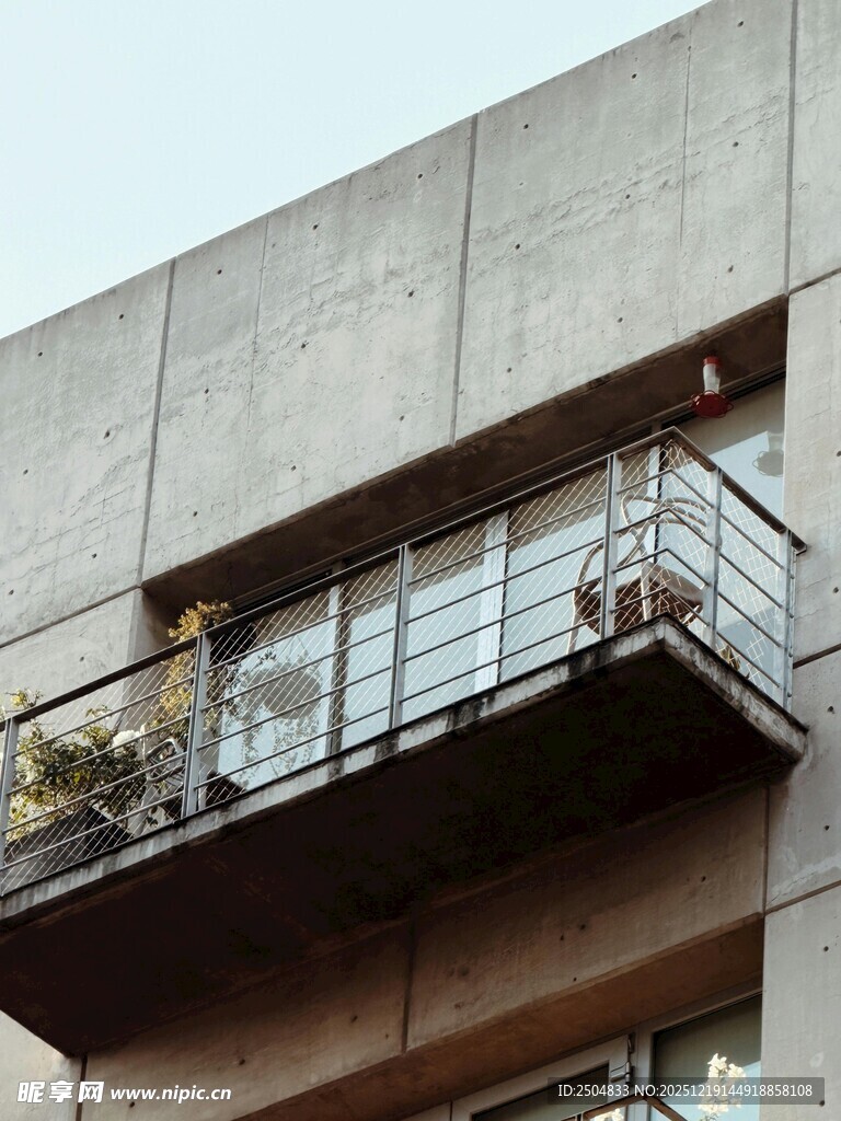 现代建筑外的简约阳台