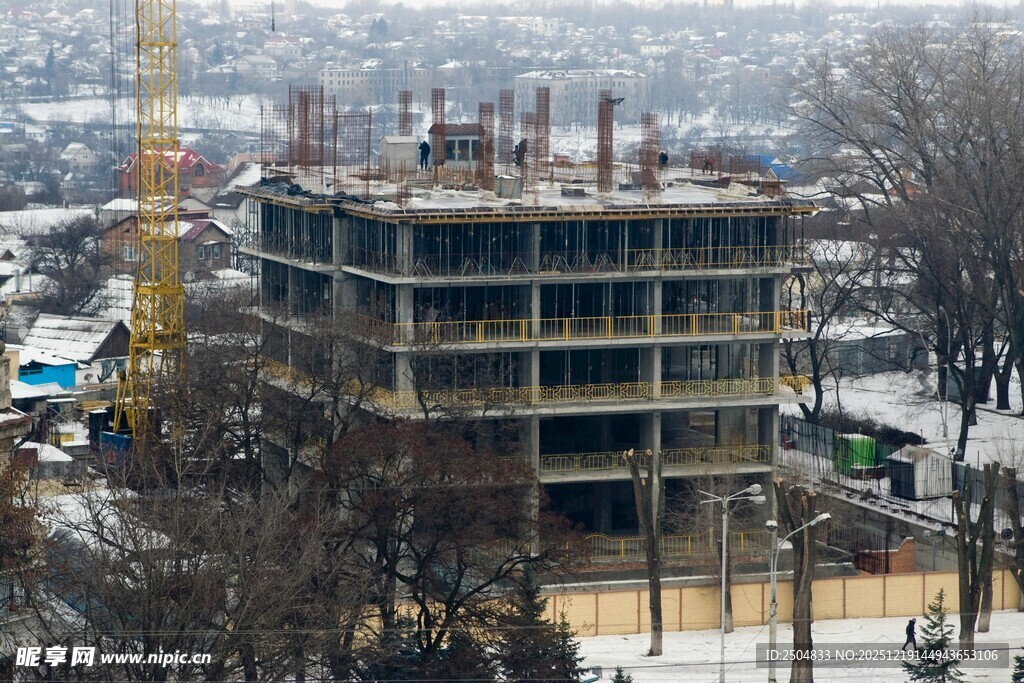 城市中建造中的多层建筑