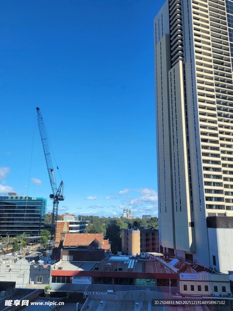 城市高楼旁的施工场景