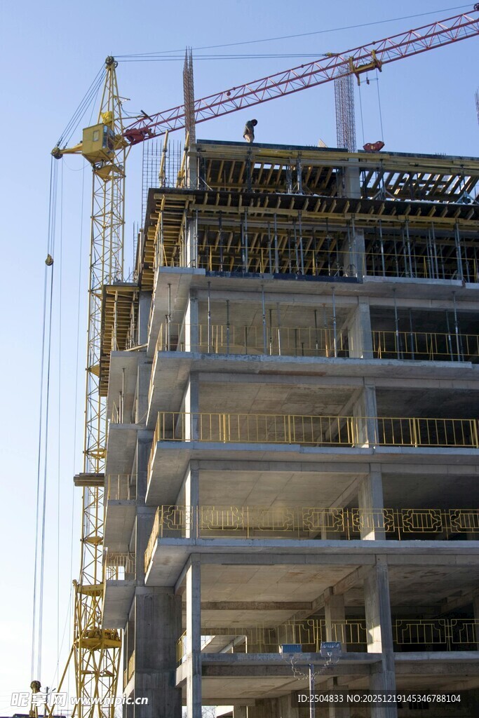 高楼建设中的起重机