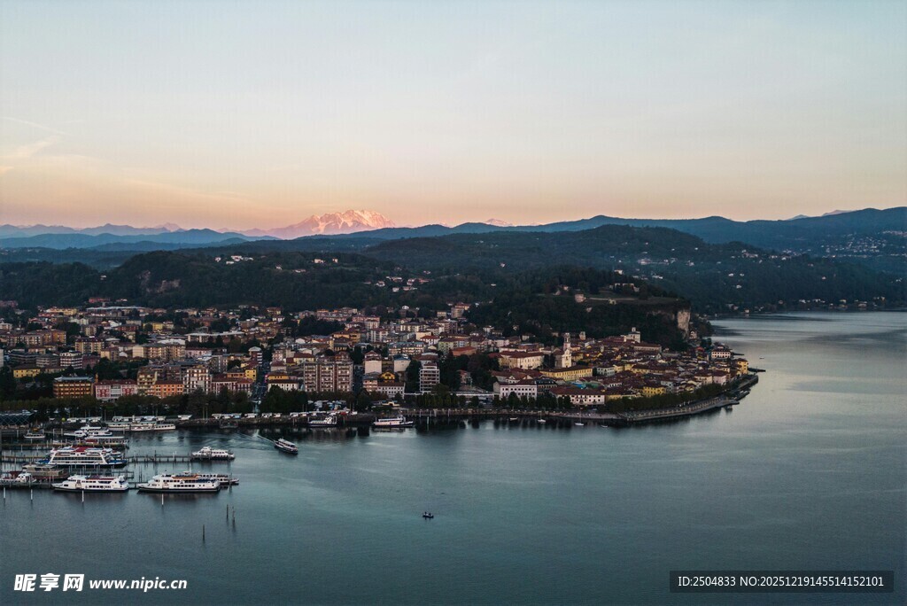 海滨小镇黄昏美景