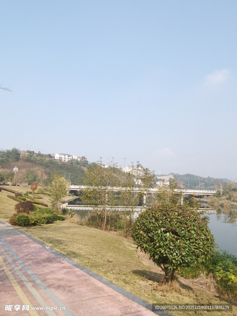 河畔风光宁静宜人景色