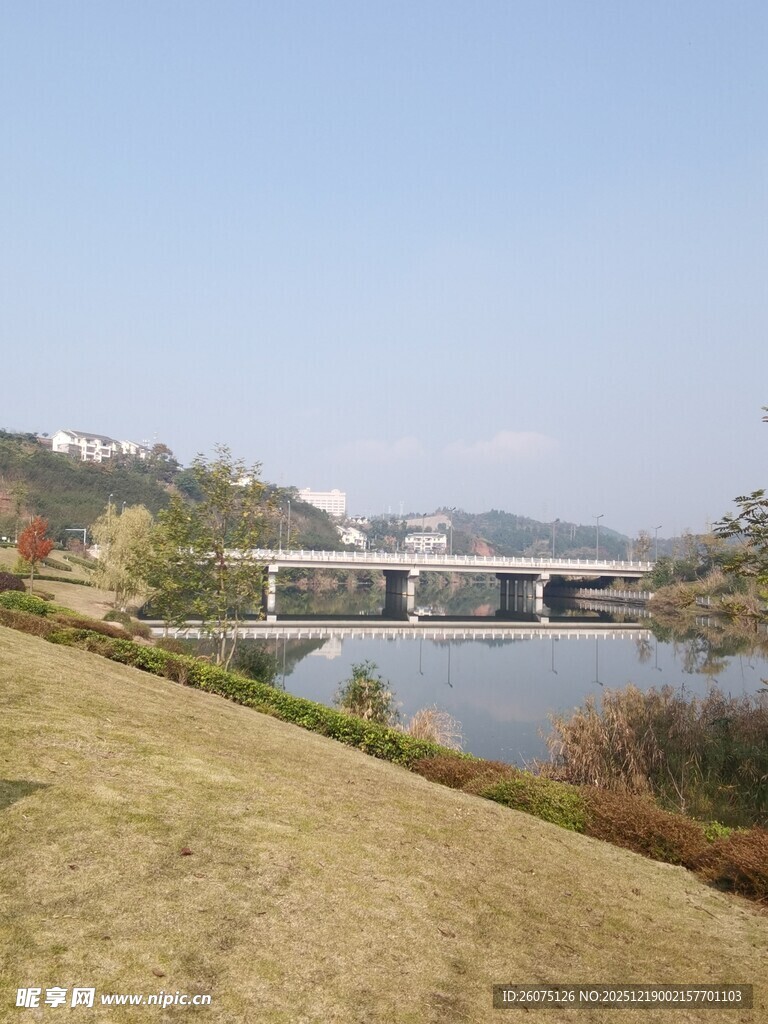 河畔风光远处桥梁与景致