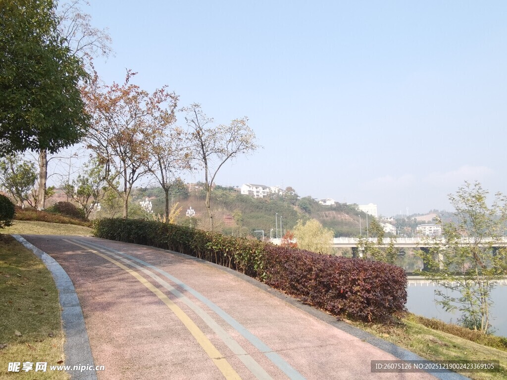 湖畔蜿蜒步道风景