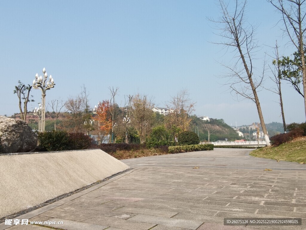 秋日公园空旷石板路景色