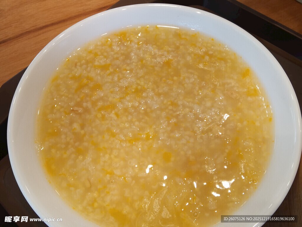 一碗金黄小米粥