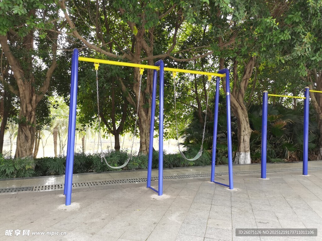 户外蓝色健身器材设施