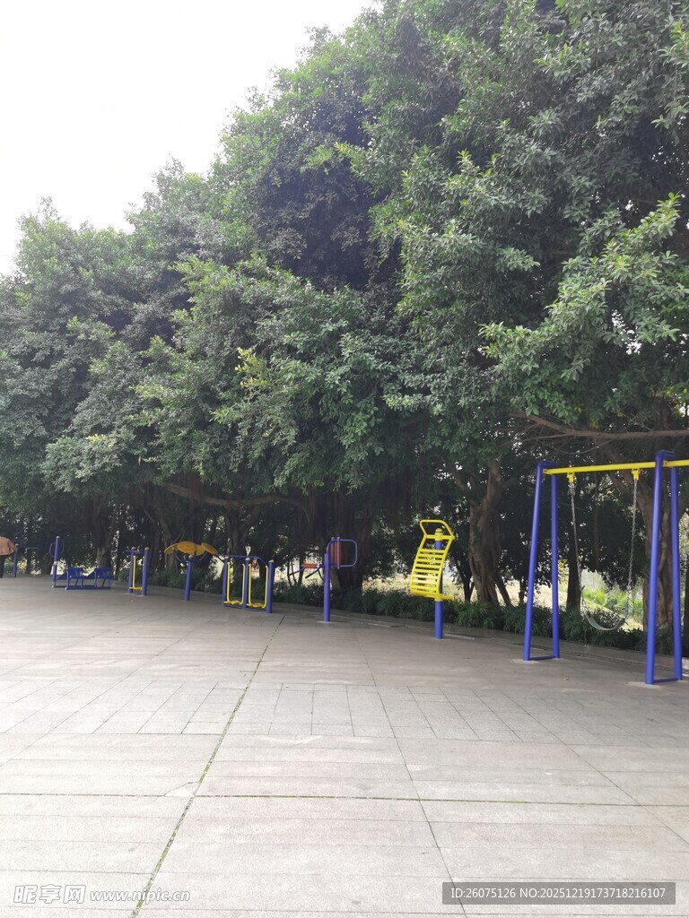 公园中的户外休闲健身场地