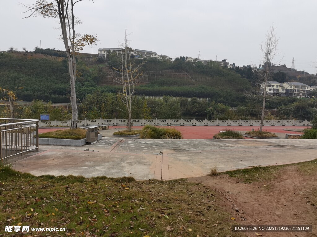 户外开阔的休闲场地景观