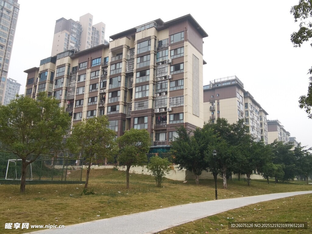 现代小区旁的林荫步道