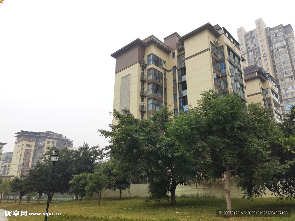 小区住宅楼与绿化景观