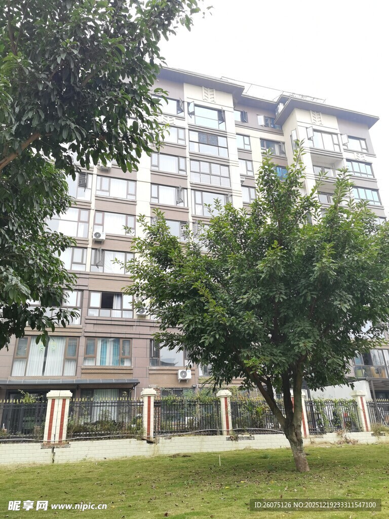 现代多层住宅与绿化景观