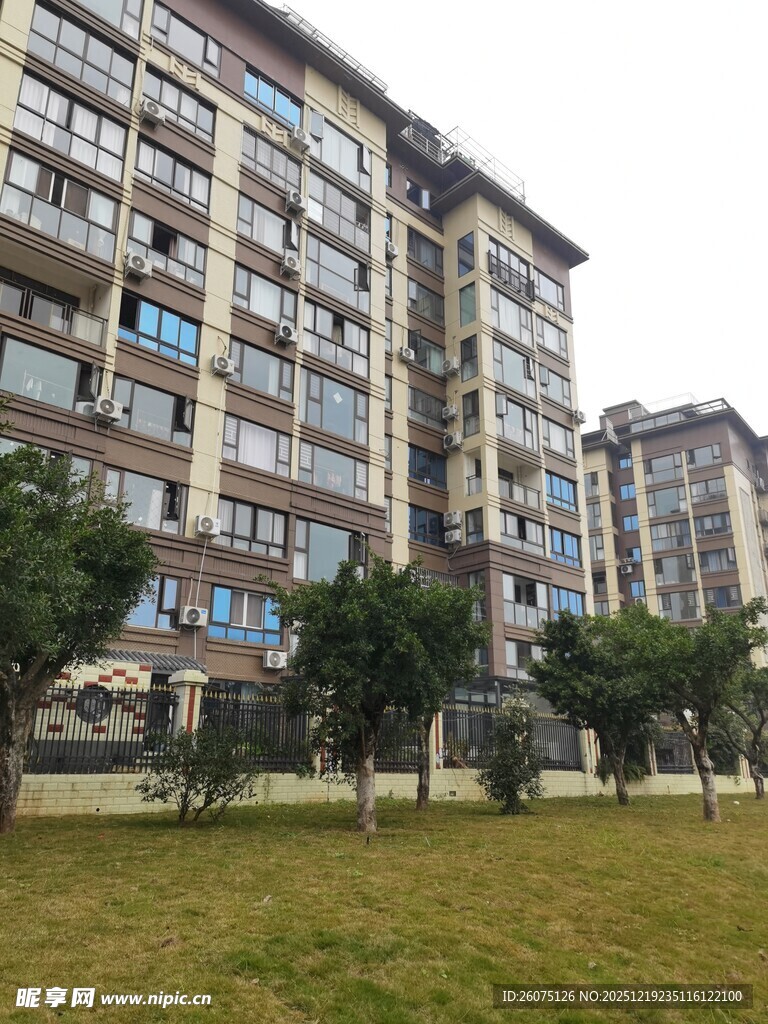 高层住宅楼与绿化景观