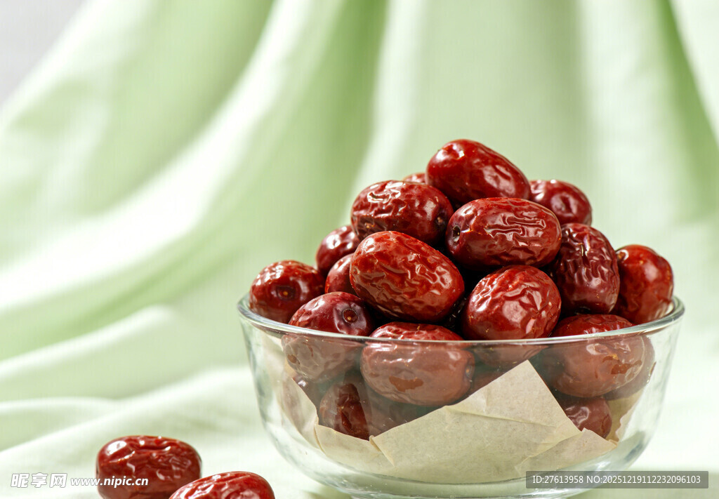 玻璃碗中的红枣