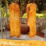 户外悬挂烤制的美味烤肉 烤猪 