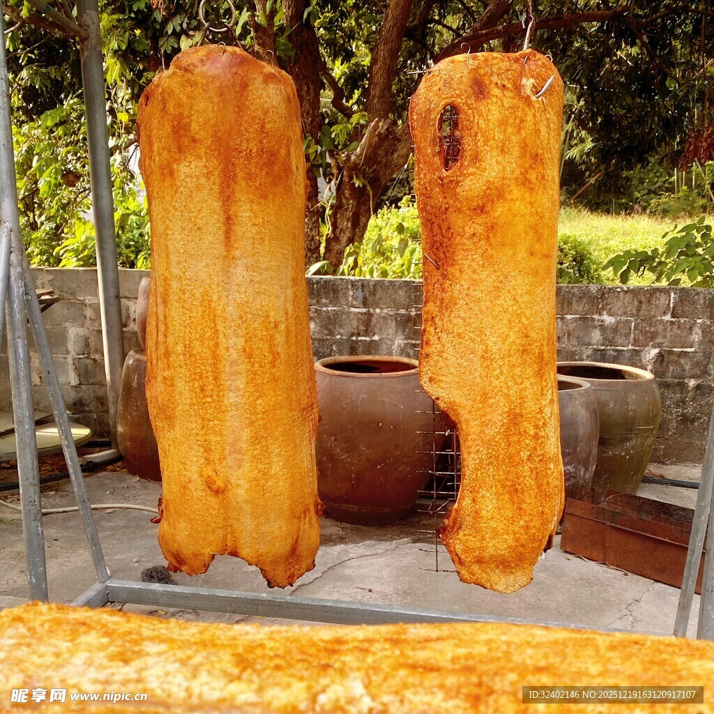 户外悬挂烤制的美味烤肉 烤猪 