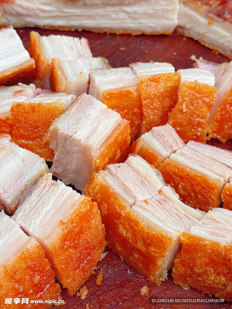 美味切块脆皮五花肉  烤猪  