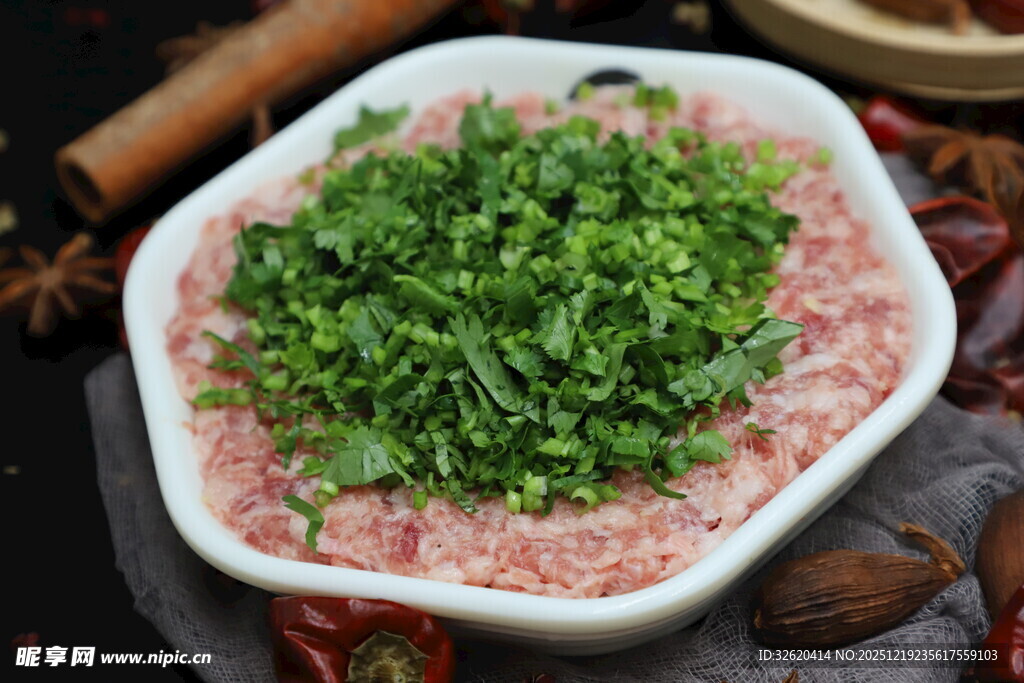新鲜肉馅配香菜