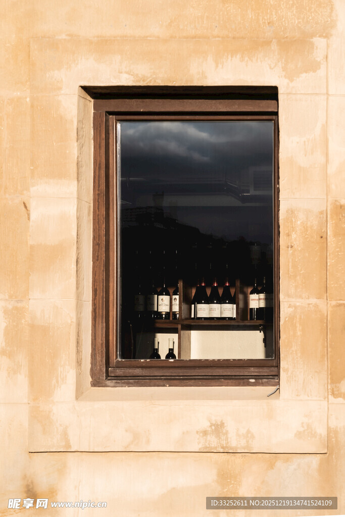 复古窗边的静谧景致