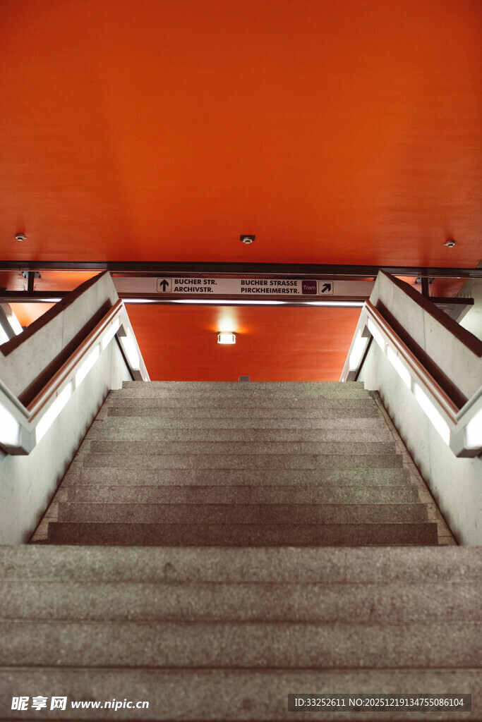 橙墙下的阶梯