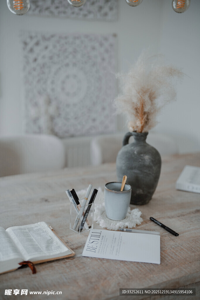 静谧书房中的文艺书写场景